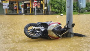 Xe máy, ô tô ngổn ngang trong bùn đất sau trận lũ lịch sử ở Huế 