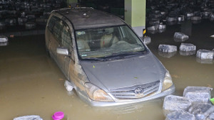 Hàng nghìn ô tô, xe máy ở Huế bị nhấn chìm trong bùn đất 