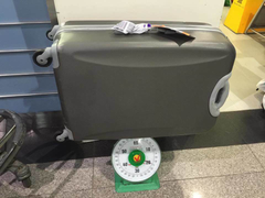 Cân hành lý ở cửa ra máy bay: Không phải làm khó mà vì an toàn, công bằng