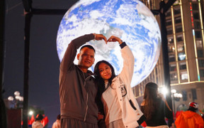 Mô hình Trái Đất khổng lồ rực sáng bên Hồ Tây, người dân nô nức check-in