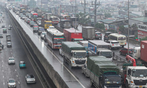 Hà Nội mịt mờ trong mưa lạnh, đường phố ùn tắc đến gần trưa