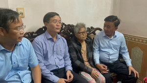 Thường trực Ban Bí thư thăm người dân TP Huế trong trận lũ lịch sử