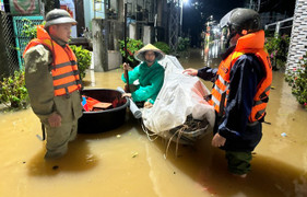 Huế và Đà Nẵng giảm mưa, lũ vẫn trên báo động 3