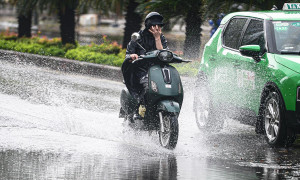 Trung Bộ tiếp tục hứng mưa lớn kéo dài, Bắc Bộ đón không khí lạnh tăng cường