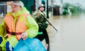 Những chuyến ghe nghĩa tình giữa cơn lũ lịch sử