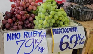 Trái cây nhập ngoại giá rẻ bày bán tràn lan