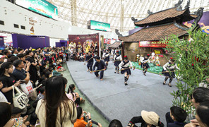 Du khách say mê khám phá ‘Tinh hoa văn hóa Việt Nam’ tại Hội chợ mùa Thu 2025