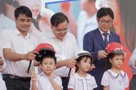 Honda Việt Nam tặng mũ bảo hiểm cho học sinh lớp 1 khu vực miền Trung