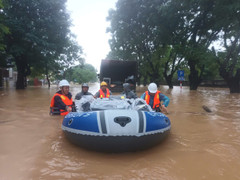 Các nhà mạng 'căng mình' kết nối những cuộc gọi bình an trong mưa lũ