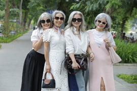 Hội chị em tóc bạc Hà Nội gây sốt vì quá thần thái, có cả những phụ nữ U30