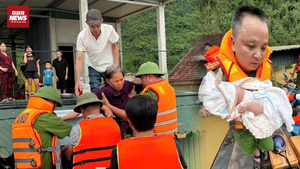 Đà Nẵng: Lũ dữ dâng nhanh trong đêm, người dân trèo lên nóc nhà giơ tay cầu cứu