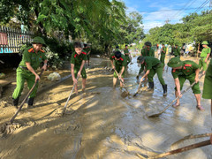 Vừa dầm mình giúp dân 'chạy lũ', Công an lại xắn tay dọn 'núi bùn'