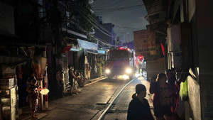 Cháy lớn tại kho phế liệu ở TP.HCM, người dân hoảng loạn tháo chạy