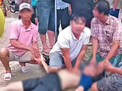 Vào chợ kiểm tra hàng hoá lúc nước lũ chưa rút, 2 người bị điện giật 