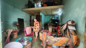 Người dân TP Huế bất lực nhìn cơ nghiệp bị nước lũ tàn phá