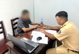 Phạt 19 triệu, trừ 4 điểm GPLX tài xế lái ô tô đi ngược chiều ở TP.HCM