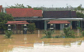 Lũ lịch sử ở Huế làm 12 người chết, mất tích, hơn 13.000 nhà còn ngập sâu