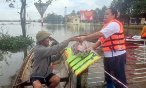Thủ tướng yêu cầu khẩn cấp hỗ trợ các tỉnh miền Trung khắc phục hậu quả mưa lũ