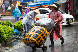 Người Hà Nội vất vả mưu sinh trong ngày mưa phùn, gió lạnh tăng cường