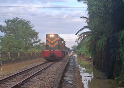Gia cố xuyên đêm để thông tuyến đường sắt Bắc Nam qua Thành phố Huế 