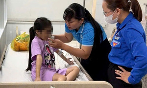 Khởi tố vụ án, bắt giam mẹ ruột và người tình đánh đập bé gái 9 tuổi ở TP.HCM