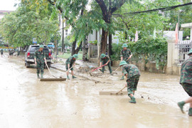 Hơn 8.000 người dọn 'núi bùn' bủa vây TP Huế sau trận 'đại hồng thuỷ'