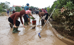 Trường học ở Đà Nẵng ngập ngụa bùn đất sau cơn lũ lịch sử
