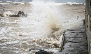 Biển Đông xuất hiện vùng áp thấp, mưa lớn ở Trung Bộ kéo dài nhiều ngày