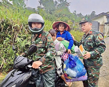 Vết nứt xuất hiện giữa khu dân cư, di dời khẩn cấp hàng trăm người ở Quảng Ngãi