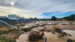 Người dân tháo chạy trước cảnh vỡ hồ chứa, nước cuồn cuộn ở Lâm Đồng