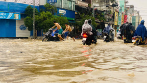 Mưa trắng trời, nước sông lên nhanh, Huế tái diễn cảnh ngập lụt