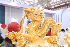 Tượng 'Phúc Long Tụ Bảo' mạ vàng giá hơn nửa tỷ đồng tại Hội chợ Mùa Thu 2025