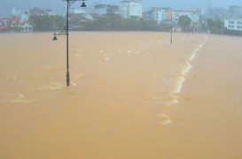 Huế lại mưa trắng trời, cảnh báo nguy cơ 'lũ chồng lũ'