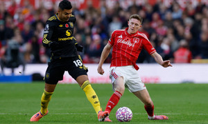 Trọng tài giúp sức, Man Utd vẫn suýt thua