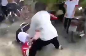 Mâu thuẫn khi được bầu làm tổ trưởng, nữ sinh lớp 8 bị bạn đánh nhập viện