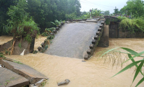 Cận cảnh 2 cây cầu ở Đà Nẵng, Quảng Ngãi đổ sập giữa mùa mưa lũ