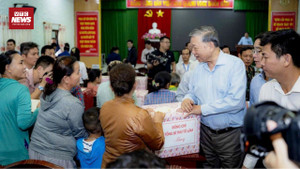 Tổng Bí thư Tô Lâm thăm người dân vùng lũ ở Huế