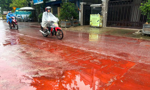 Chất lỏng màu đỏ như máu phủ kín mặt đường, người dân hoang mang