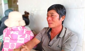 Xót xa cảnh người cha thẫn thờ vì mất con khi vỡ đập chứa nước ở Lâm Đồng