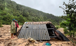 Sạt lở do mưa lớn vùi lấp gần hết 1 khu dân cư ở miền núi Đà Nẵng