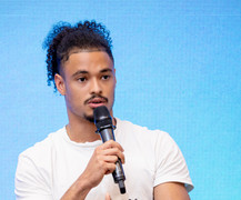 Cựu cầu thủ Pháp mất chân vì não mô cầu, biến đau thương thành cảm hứng