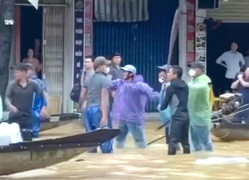 Làm rõ nhóm người dùng mái chèo đánh nhau giữa phố ngập lụt ở Huế