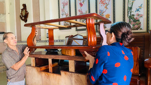 Lũ lịch sử để lại mớ ngổn ngang, dân chưa dọn xong đã kê đồ tránh trận lũ mới