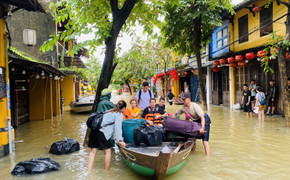 Lũ chồng lũ, người dân phố cổ Hội An oằn mình dọn đồ chạy lụt