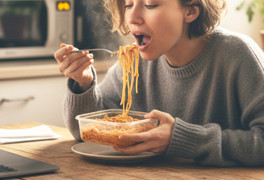 'Ăn cho khỏi phí - uống cho khỏi thừa' - thói quen tiết kiệm bào mòn sức khỏe