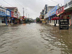 Quảng Trị mưa xối xả, sông Kiến Giang vượt báo động 3, nhiều nơi ngập sâu