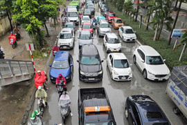 Ô tô dàn hàng 4, xe máy luồn lách trong mưa lạnh sáng đầu tuần