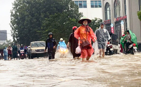 Nước lũ ở Huế và Đà Nẵng lại lên nhanh, ngập lụt diện rộng tái diễn