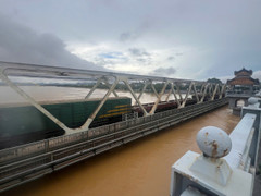 Đường sắt điều hàng loạt tàu trấn giữ cầu Bạch Hổ, Dã Viên ở Huế