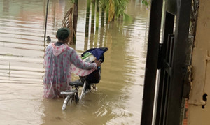 Mực nước trên các sông lên nhanh, người dân Đà Nẵng lại tất tả dọn đồ tránh lũ